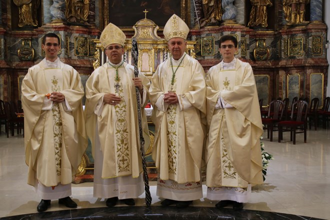 Lovro Biškup i Filip Jakupec po rukama varaždinskog biskupa Bože Radoša zaređeni za svećenike